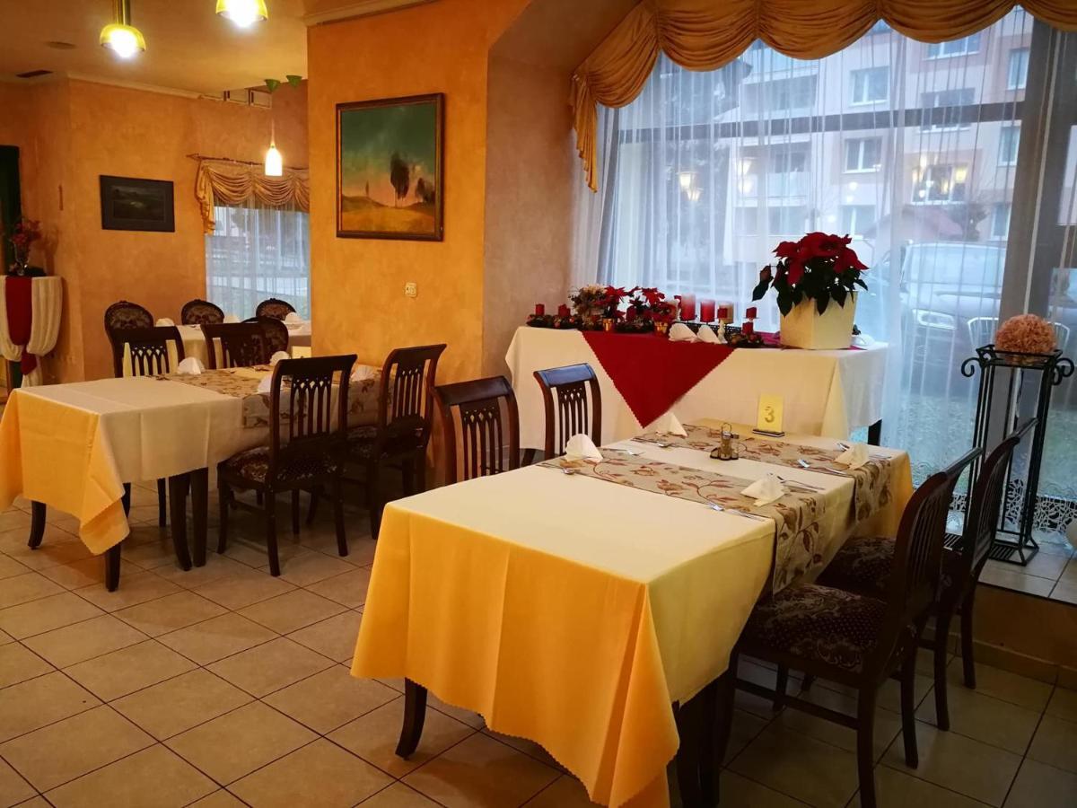 Hotel Mladost Lipany ภายนอก รูปภาพ