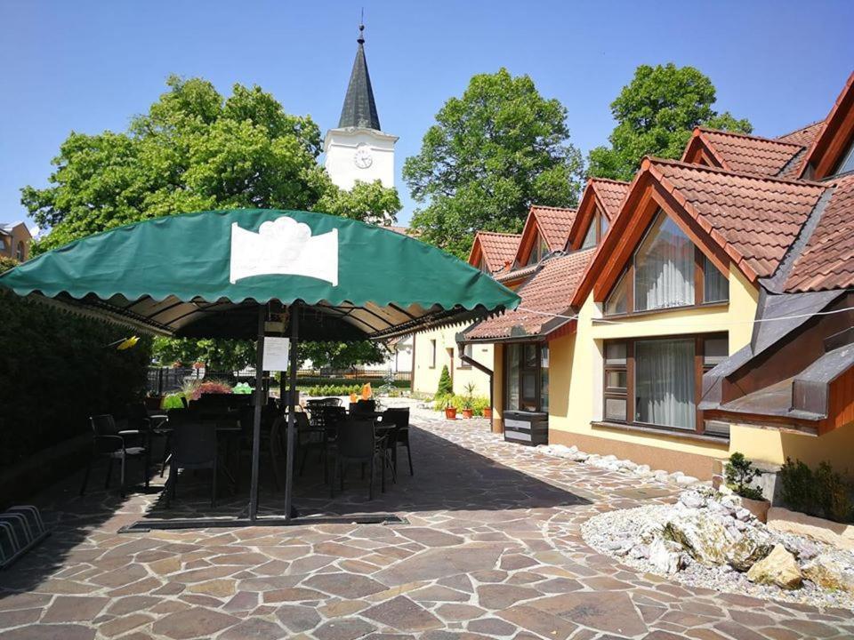Hotel Mladost Lipany ภายนอก รูปภาพ