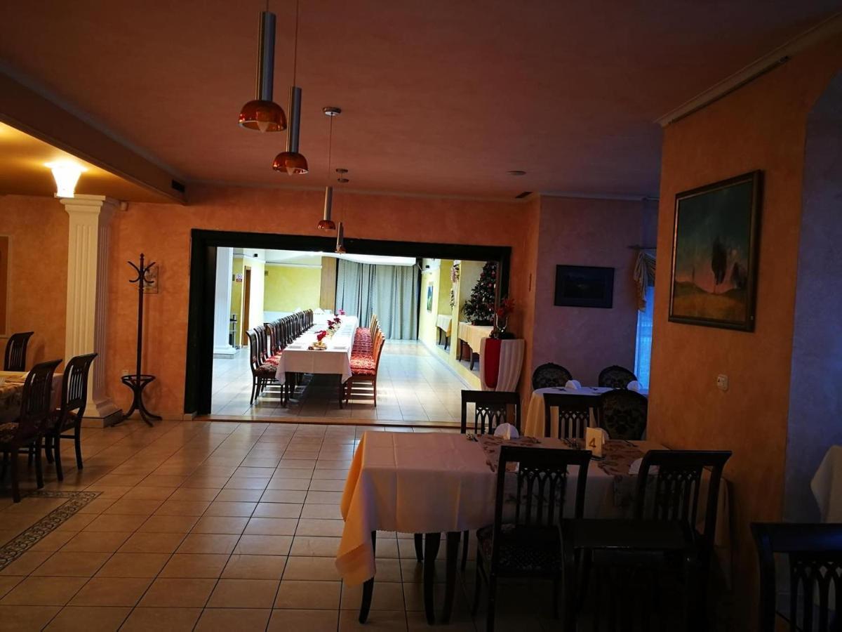 Hotel Mladost Lipany ภายนอก รูปภาพ