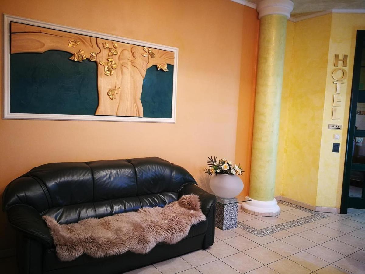 Hotel Mladost Lipany ภายนอก รูปภาพ