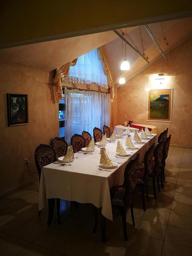 Hotel Mladost Lipany ภายนอก รูปภาพ