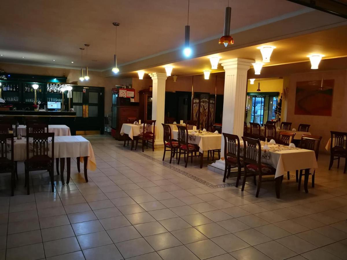 Hotel Mladost Lipany ภายนอก รูปภาพ